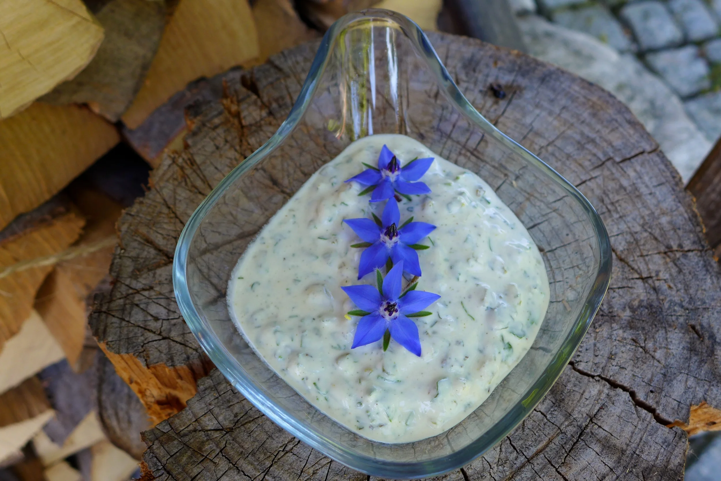 Tsatziki mit Borretschblüten