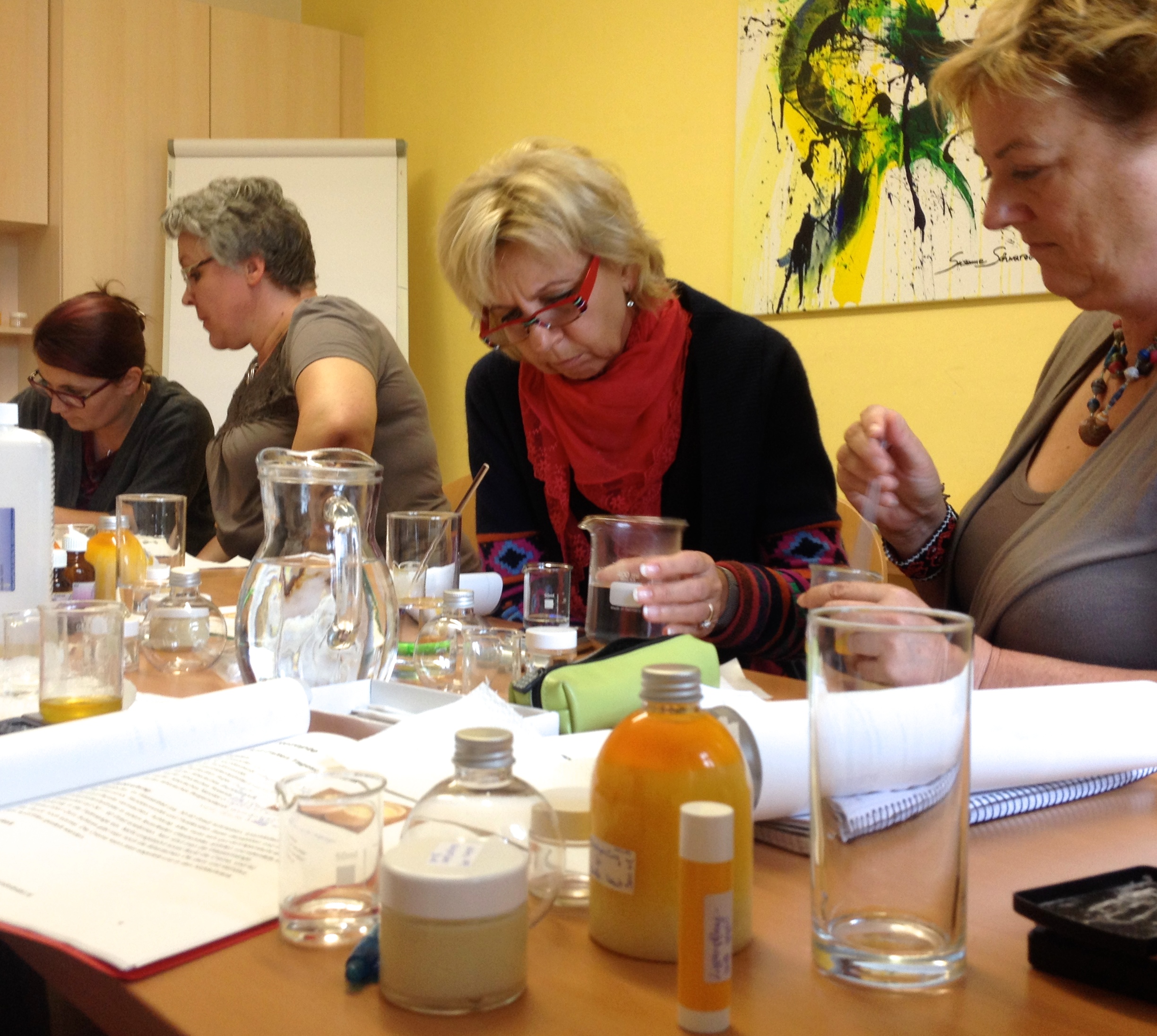 In zweier Teams wird mit selbstdestillierten Lindenblüten- und Rosenblütenhydrolat ein erfrischendes und reinigendes Gesichtswasser hergestellt. 