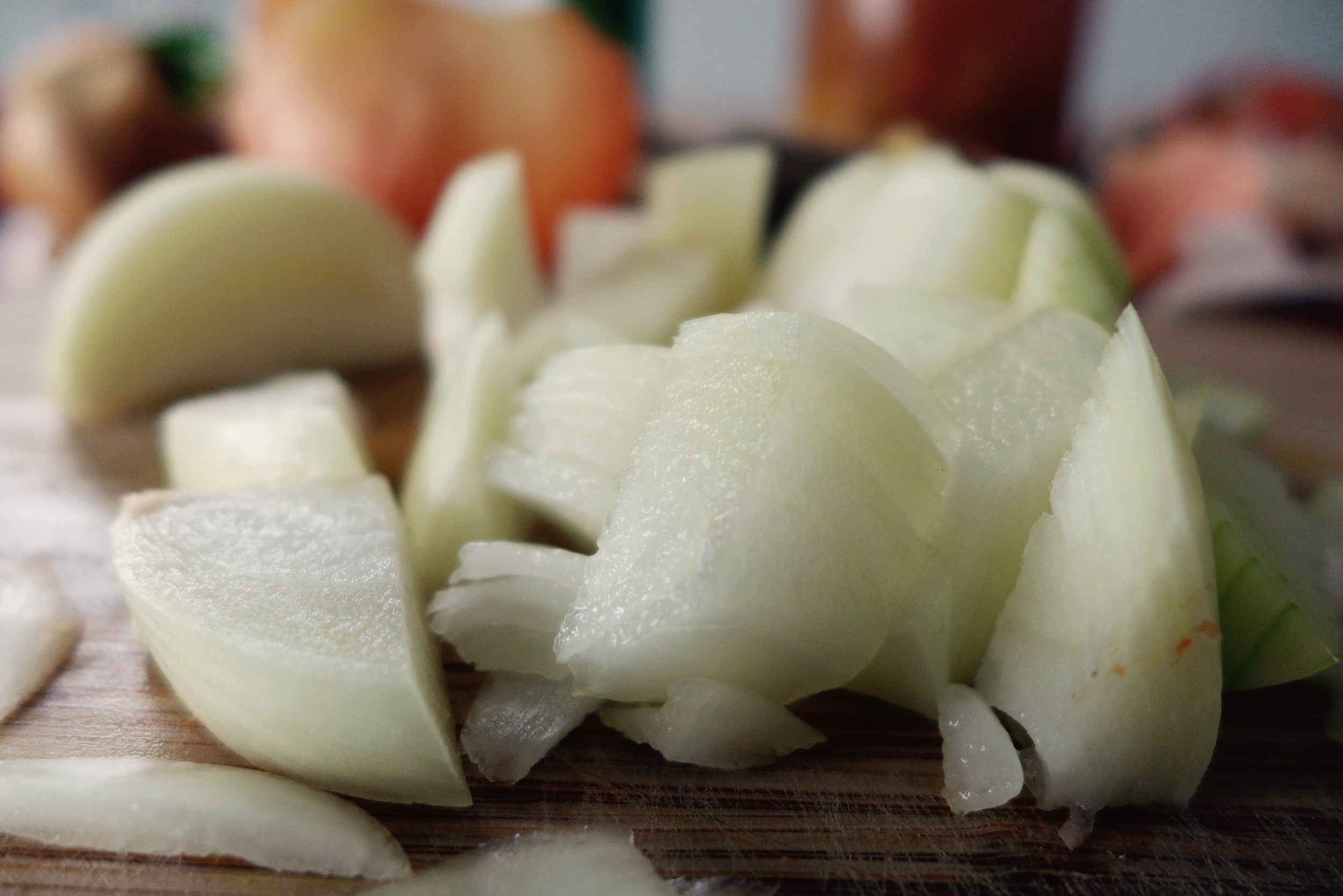 grob gechackte Zwiebel
