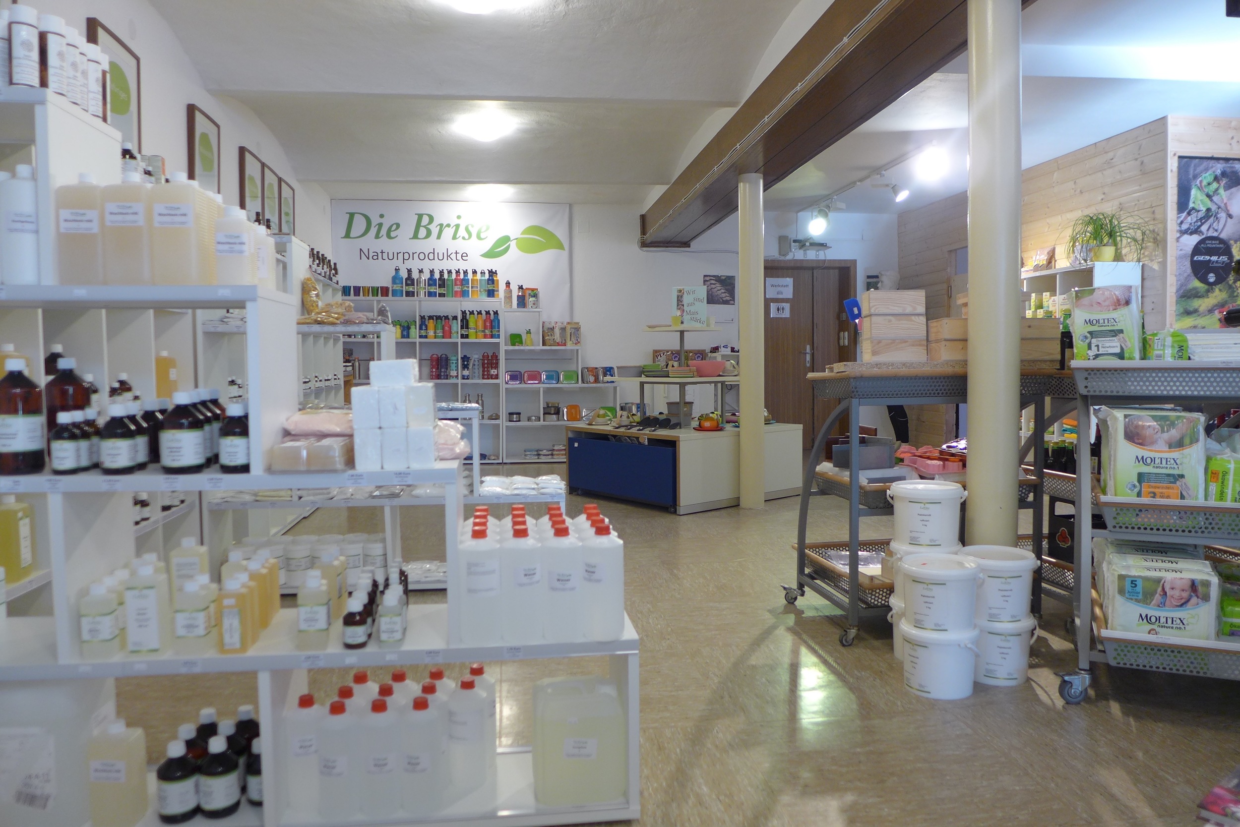 Egal ob Seifen, Shampoo, Duschgel, Creme, Lotionen, Peelings, Salben, usw. Wenn du vor hast deine Naturkosmetik selber herzustellen, dann bist du hier sicher gut beraten.