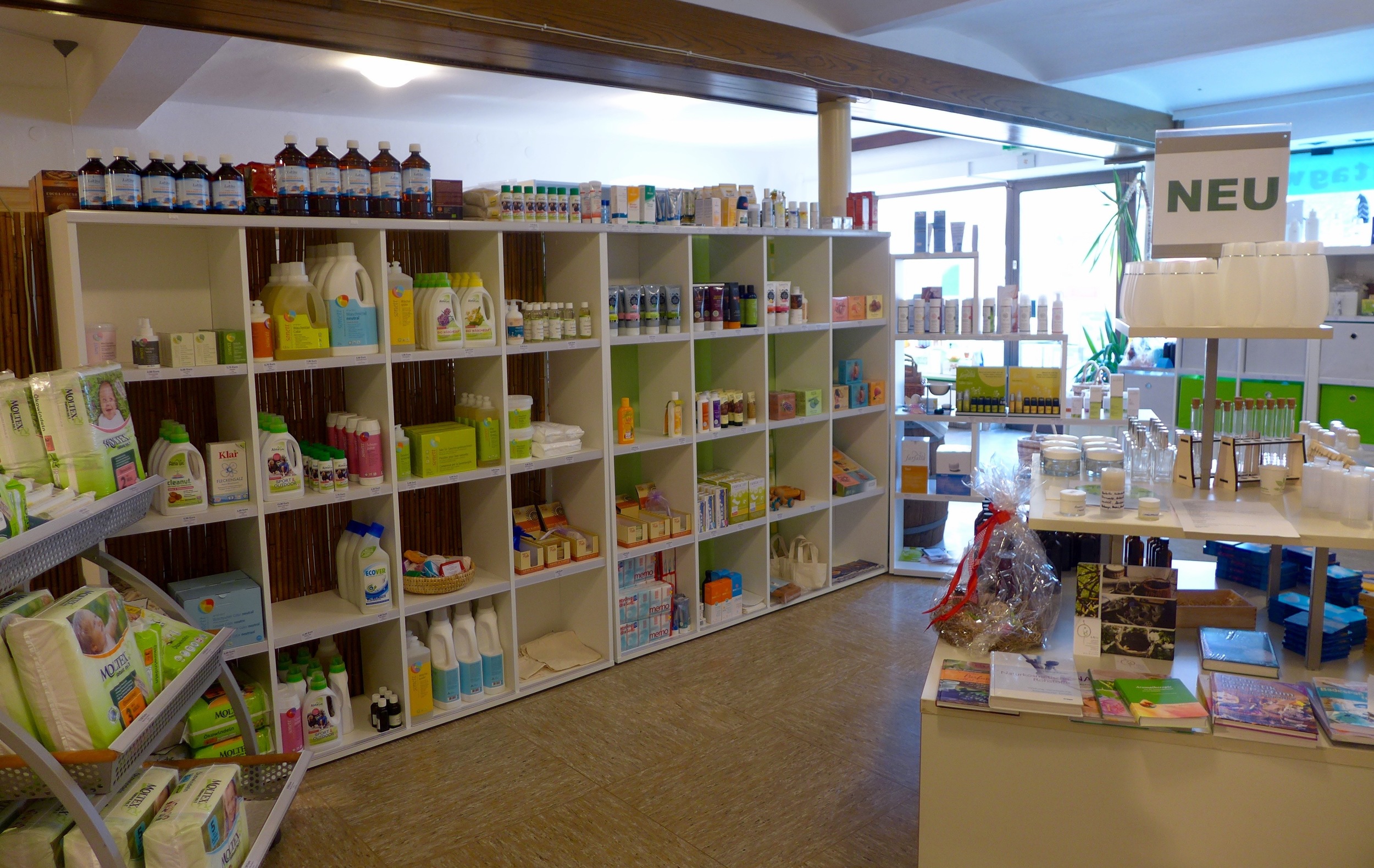 Das Sortiment enthält auch ökologisches Waschmittel und andere Reinigungsmittel. Man bekommt nicht nur Naturkosmetik zum Selbermachen, sondern auch super Bio Shampoo, Duschgel und vieles mehr.