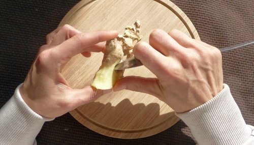 Ingwer lässt sich am einfachsten mit einem Löffel schälen