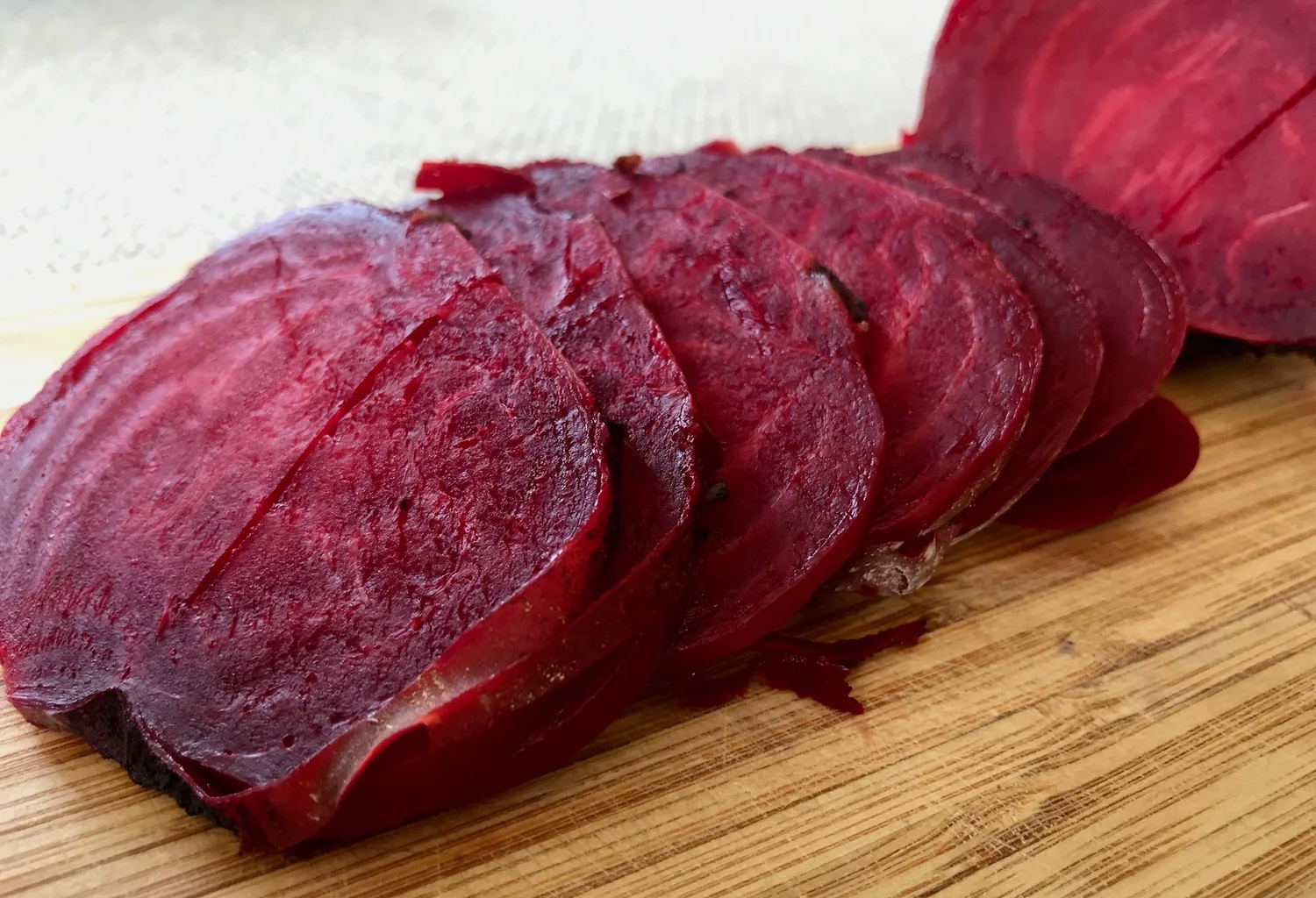 Rote Rüben Carpaccio mit Kräuterfrischkäse & Kürbiskernöl — Gesund mit ...