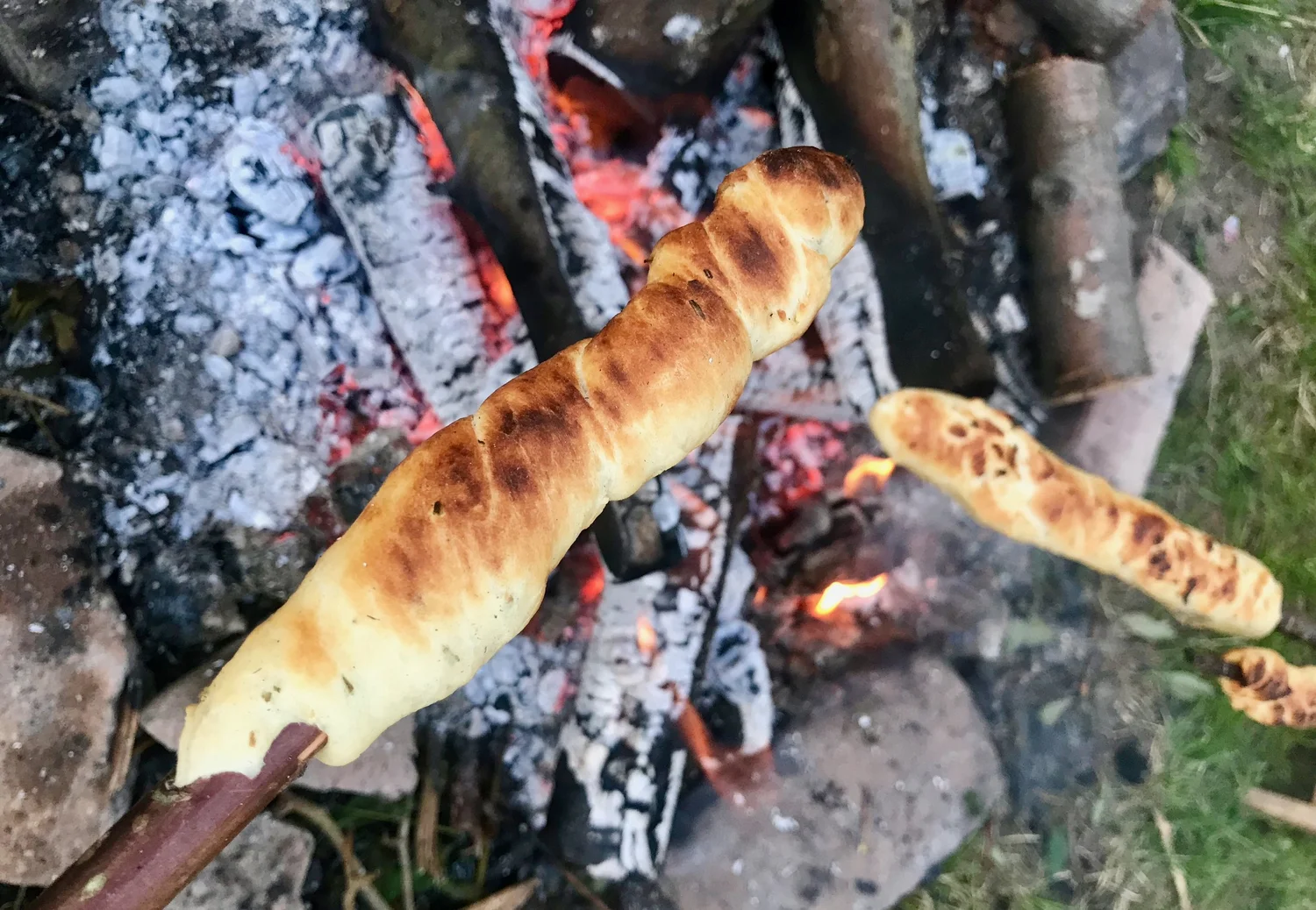 Stockbrot mit Rosmarin — Gesund mit Natur