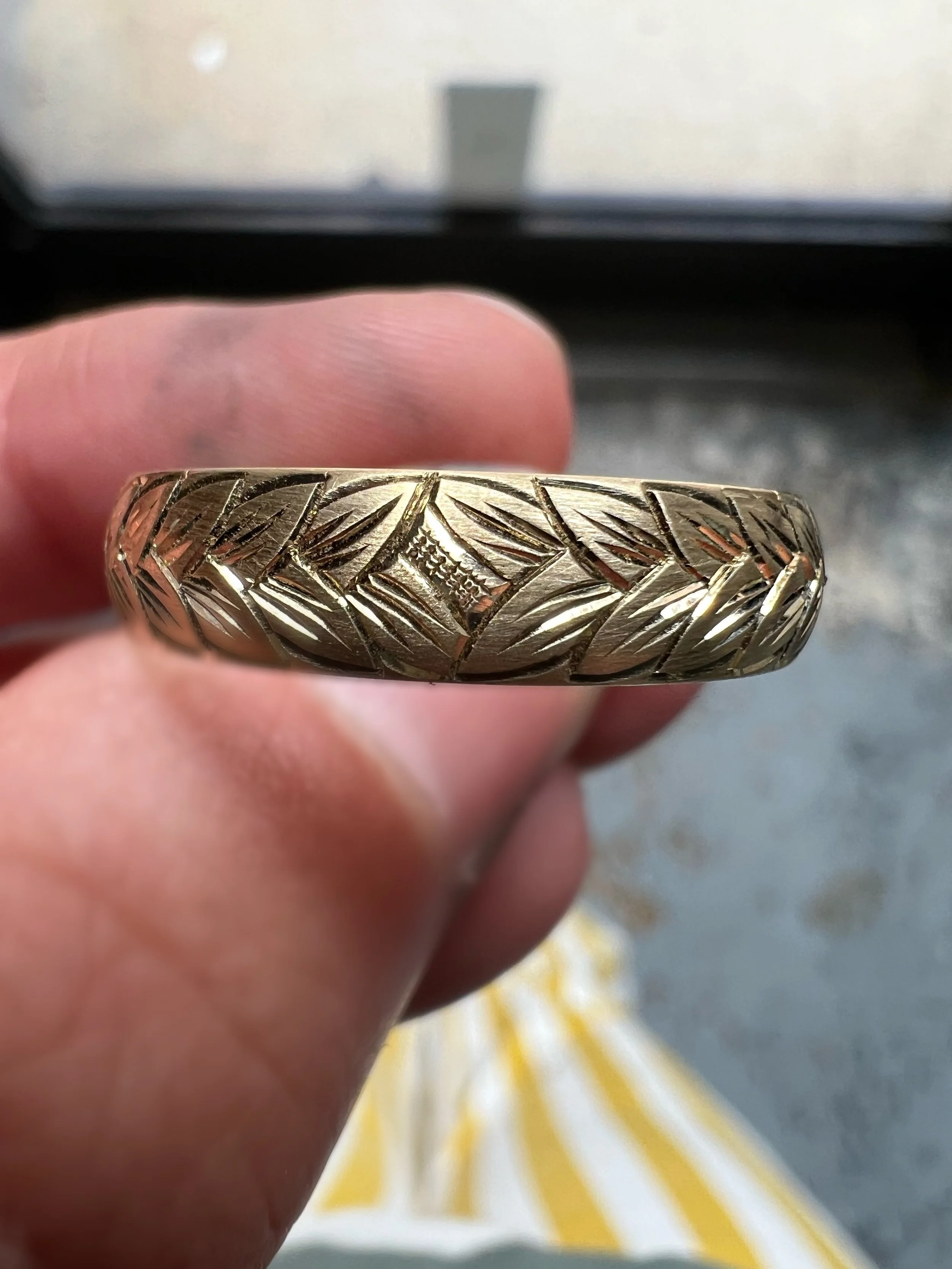 18k-Gold-Engraved-wedding-ring.JPG