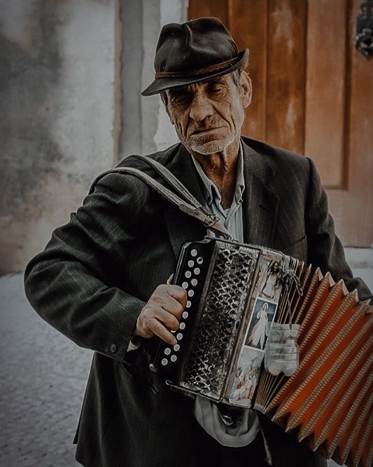 Portuguese Accordionist 

@canonusa 
@fujifilmx_us 
@lightroom 
#visitportoandnorth #portugal_vision #theindependentphoto #womenstreetphotographer #streetphotography_pt #streetphotography_fujifilm #streetphotographersinternational #seattlestreetphoto