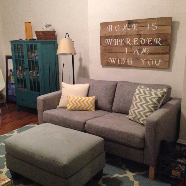 Hello living room and my favorite pallet sign I've made to date! 