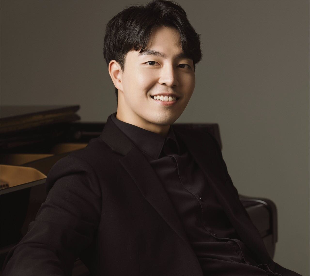 Pianist Yeontaek Oh made his concerto debut with the Wonju Philharmonic Orchestra at the age of 13. Since then, he has performed as a soloist with orchestras such as the Daegu Philharmonic Orchestra, Daejeon Pop Orchestra, Euro-Asian Orchestra, Gwang