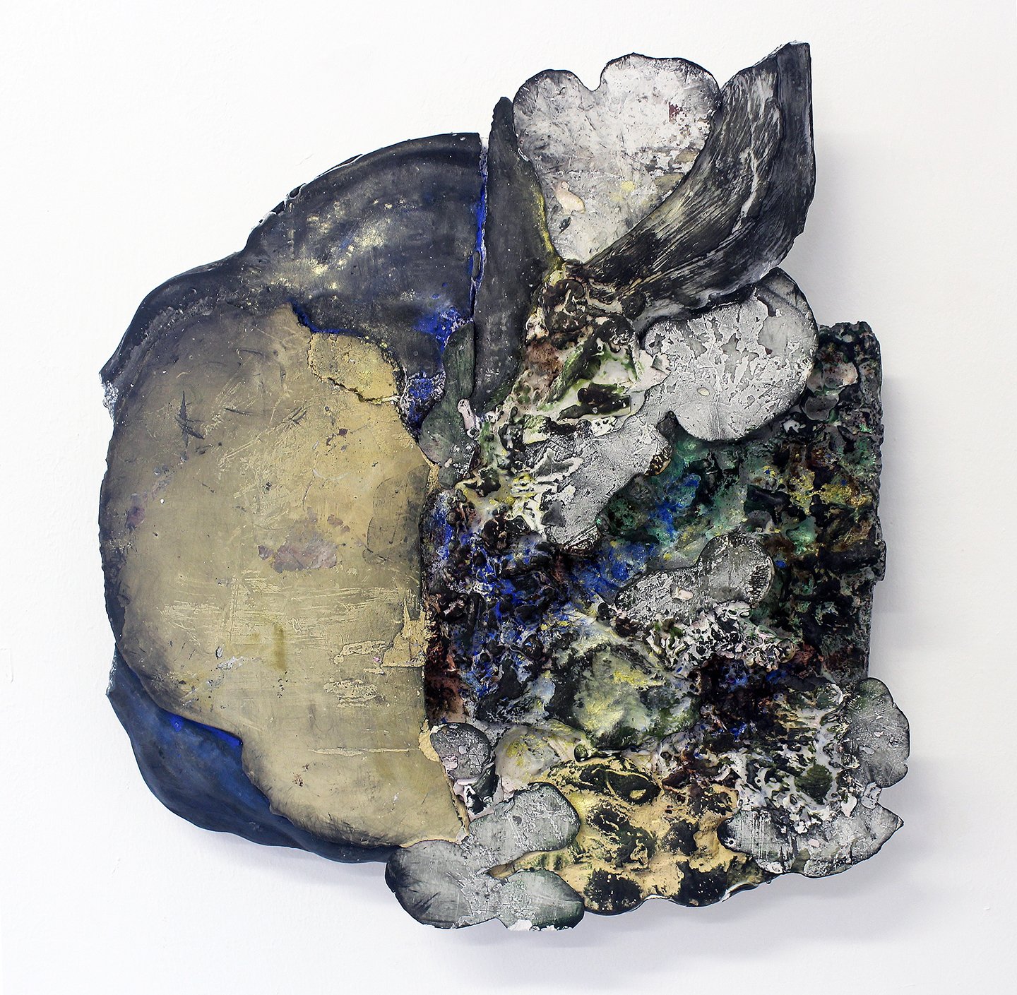   Um momento grande, parado, sem nada dentro 7, 2020   Plaster, plaster fragments, and pigments  8x 39 x 35 cm   1200 €  