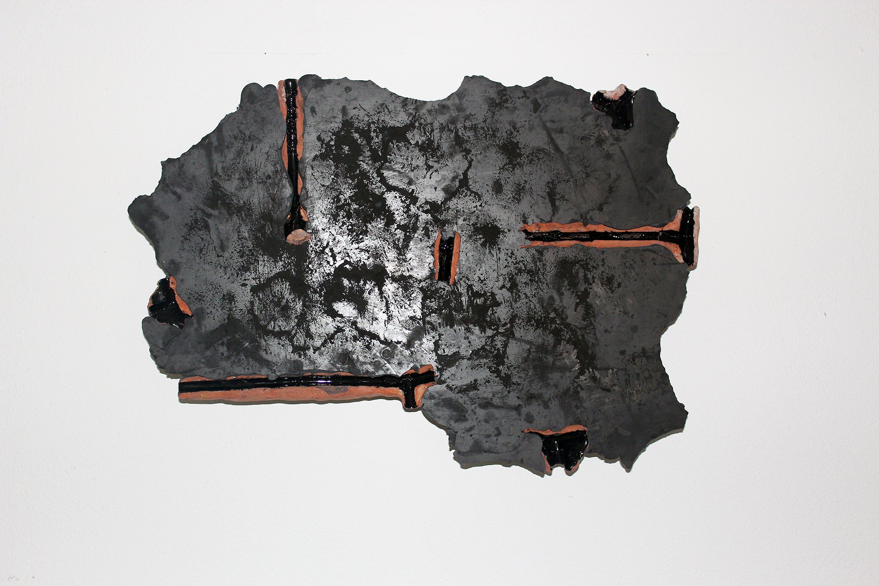   Um momento grande, parado, sem nada dentro 16, 2020   Plaster, plaster fragments, and pigments  8x 49x 33 cm   1900 €  