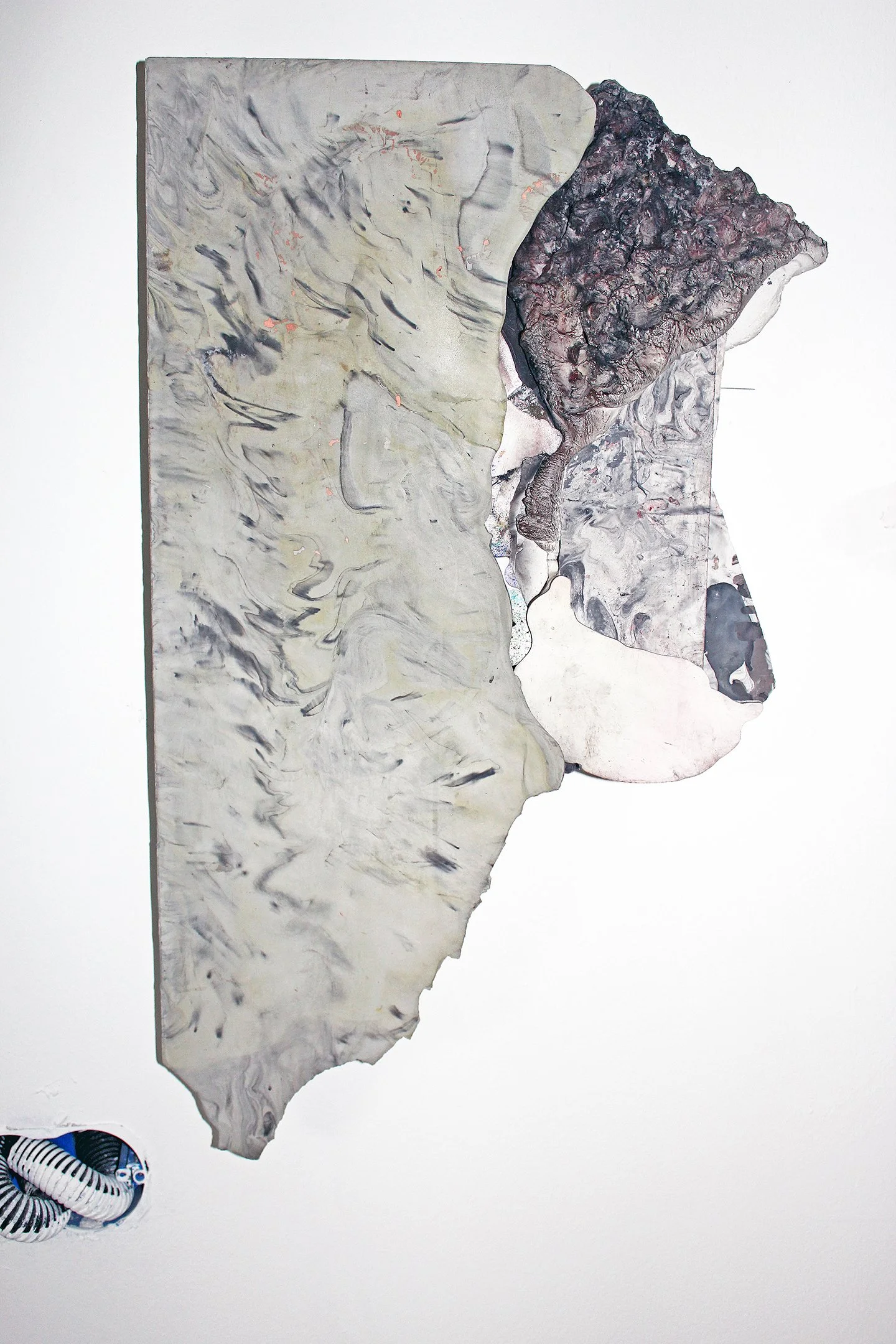   Um momento grande, parado, sem nada dentro 2, 2020   Plaster, plaster fragments, and pigments  5x 58x 35 cm   1900 €  