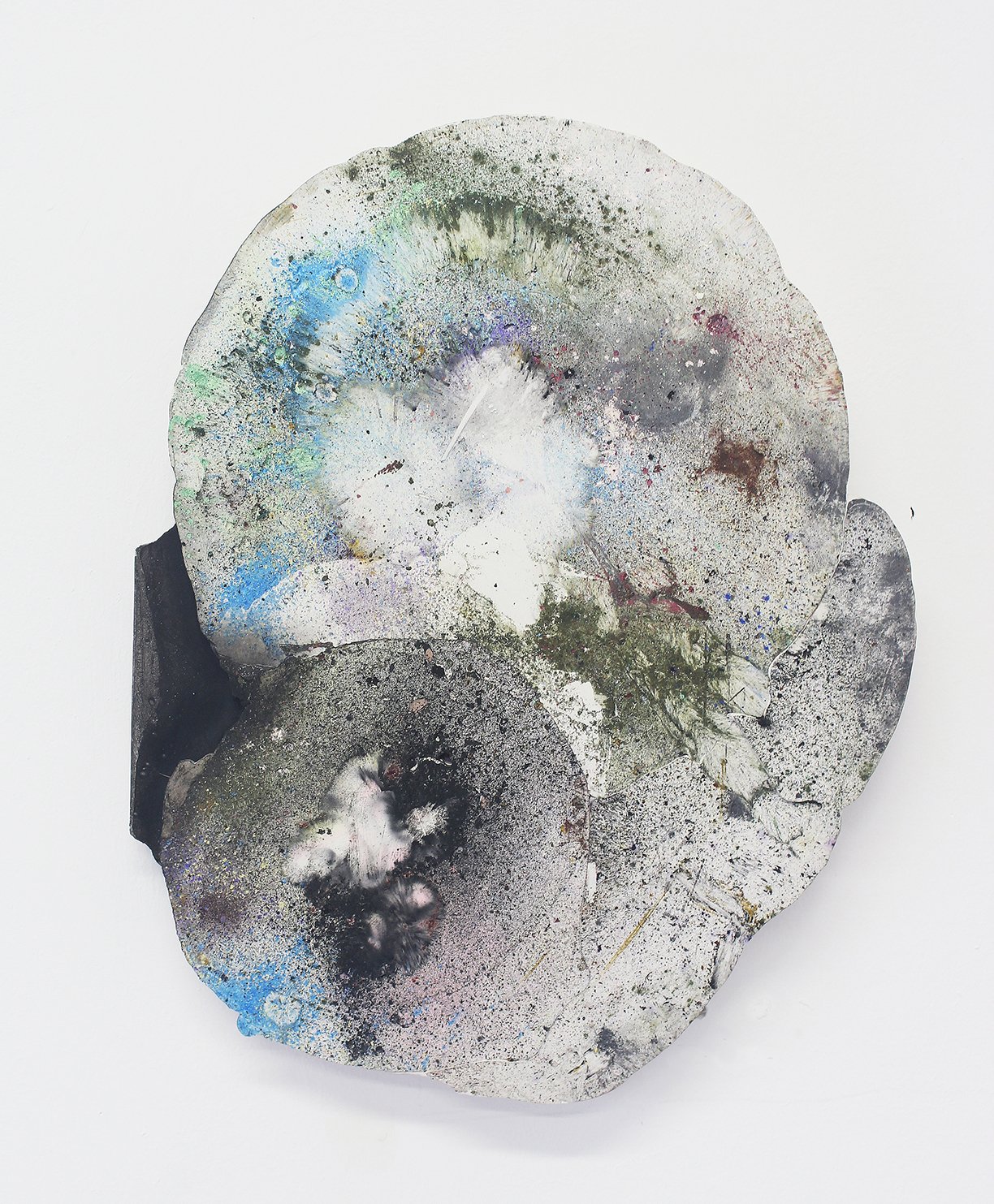   Um momento grande, parado, sem nada dentro 3, 2020   Plaster, plaster fragments, and pigments  5x 39 x 32 cm   1700 €  