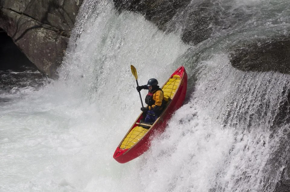 An adventurous canoeist / Une canoteuse aventureuse