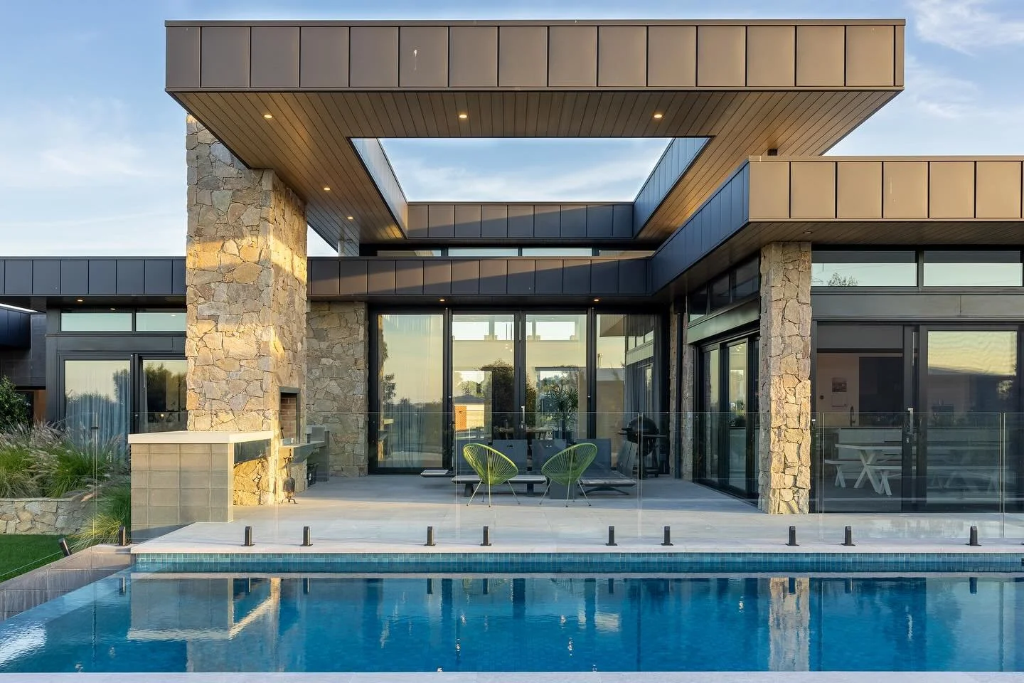 .
SHEPHERD RESIDENCE
The Shephard Residence showcases a bold modern statement with its clean lines and striking blend of metal cladding and natural materials all crafted for resort-style living 
Design: @dylan_barber_building_design 
Photography: