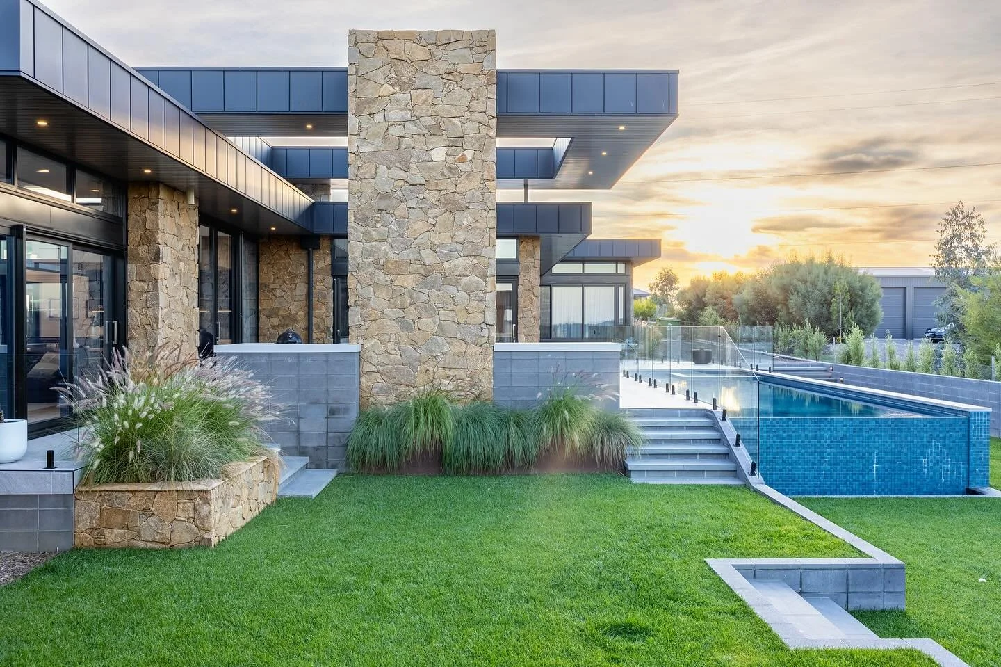 .
SHEPHERD RESIDENCE
The Shephard Residence showcases a bold modern statement with its clean lines and striking blend of metal cladding and natural materials all crafted for resort-style living 
Design: @dylan_barber_building_design 
Photography: