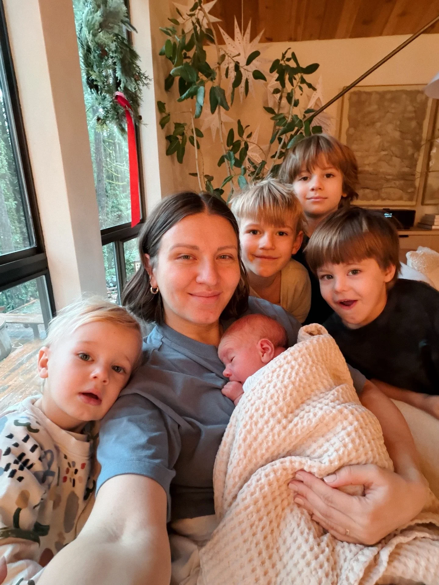 Hi I&rsquo;m Julia, and I&rsquo;m a mom to 5 boys. 🤯🤯🤯🙃🙃🙃🥰🥰🥰

#oneweekold #postpartum #stillsinkingin
