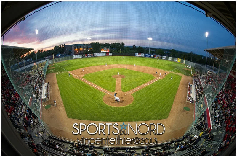  28 mai 2013- Canada,. Qu�bec, Trois-Rivi�res. Les Aigles de Trois-Rivi�res ont remport� leur premi�re victoire de son histoire par la marque de 10-1 face aux Saints de St-Paul devant une salle comble 3784 spectateurs r�unis au stade Fernand-B�dard 