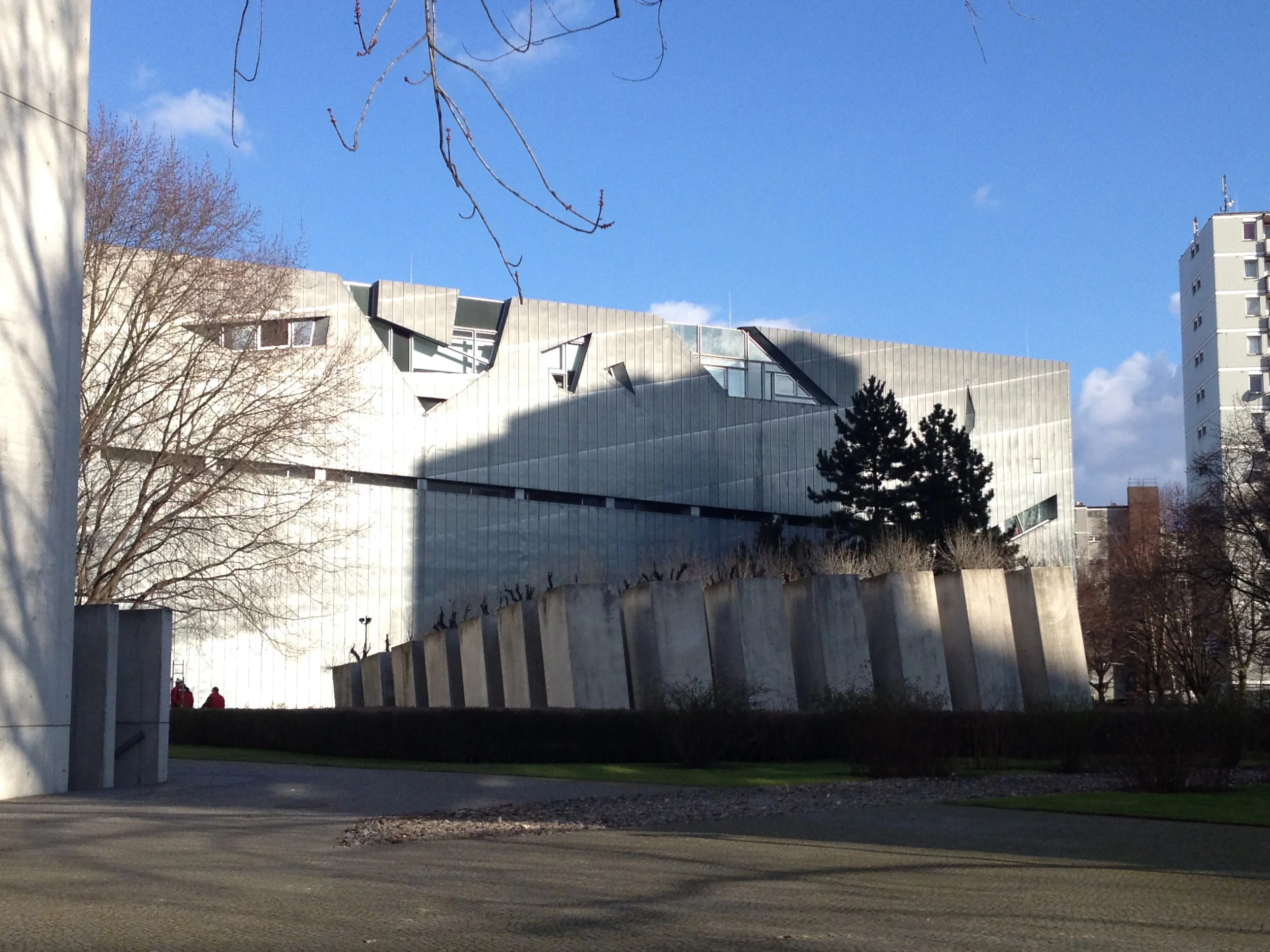 SIDE VIEW OF THE JEWISH MUSEUM