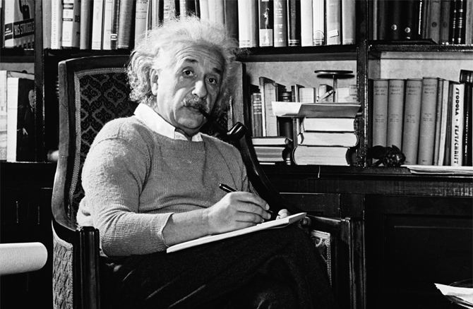 Albert Einstein trabajando.