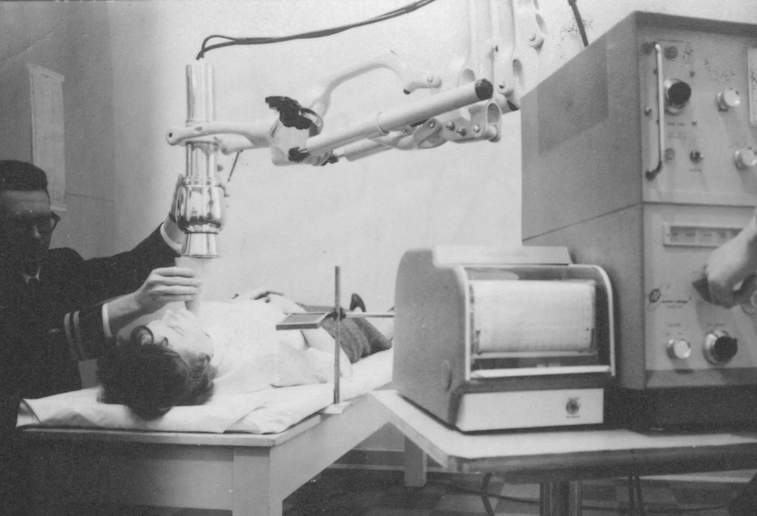 Rectilinear scanner with light localizer