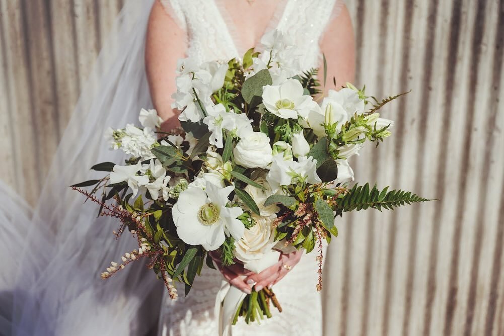 hello to spring with this fresh and airy bouquet. crisp white blooms and verdant greens - the perfect way to embrace the new seasons energy 💚 

📸 @seancarrphotography 

#springwedding #allwhitebouquet #weddingflorals #feelingfresh