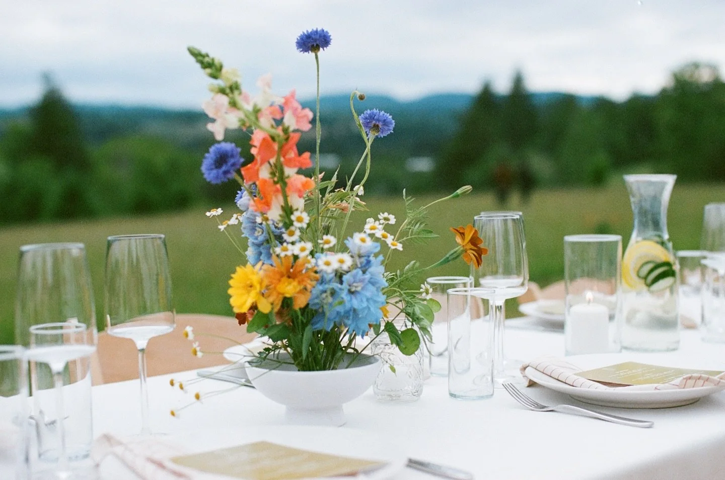 Proof that you don&rsquo;t need a massive bouquet to make a statement. Leaning into more minimalist, Ikebana-style arrangements and focusing on the &lsquo;architecture&rsquo; of the stem rather than just the volume of the bloom is key. This little se