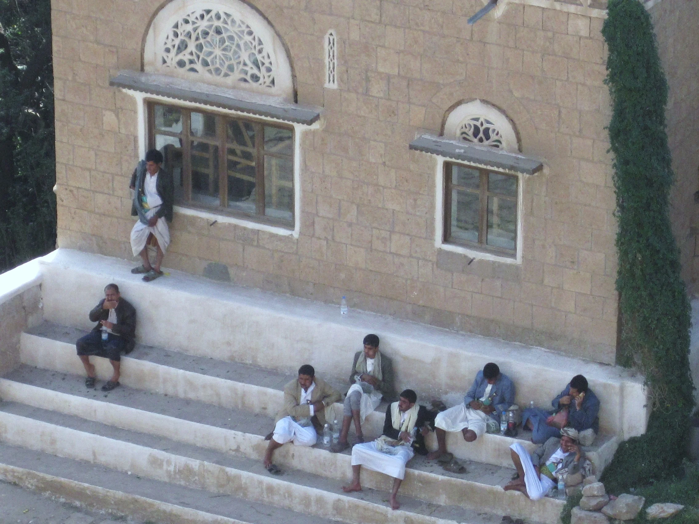 Chewing qat at Dar al Hajjar