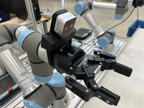 Physical Robotiq 2F-85 on the lab robot