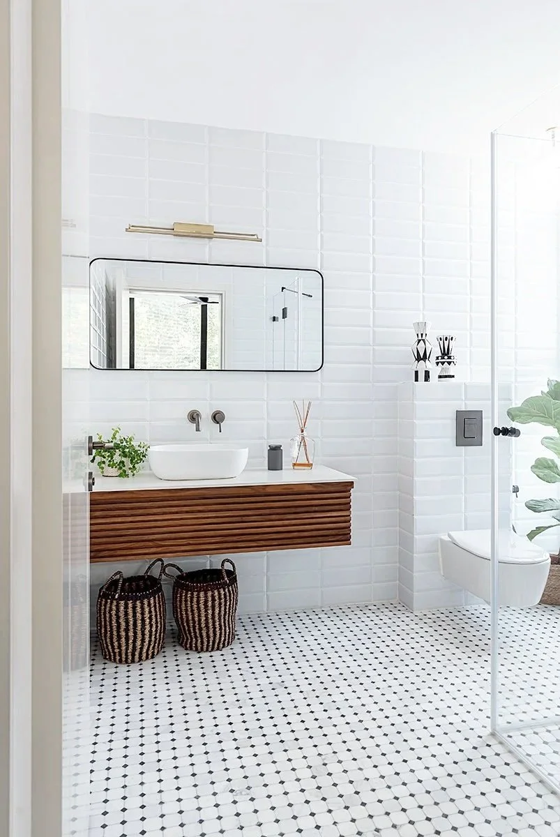 

Fine art architectural and interior photography capturing a contemporary residential bathroom through natural light, balanced composition, and refined visual storytelling for architects and interior designers.

צילום אדריכלות | צילום עיצוב פנים | צ