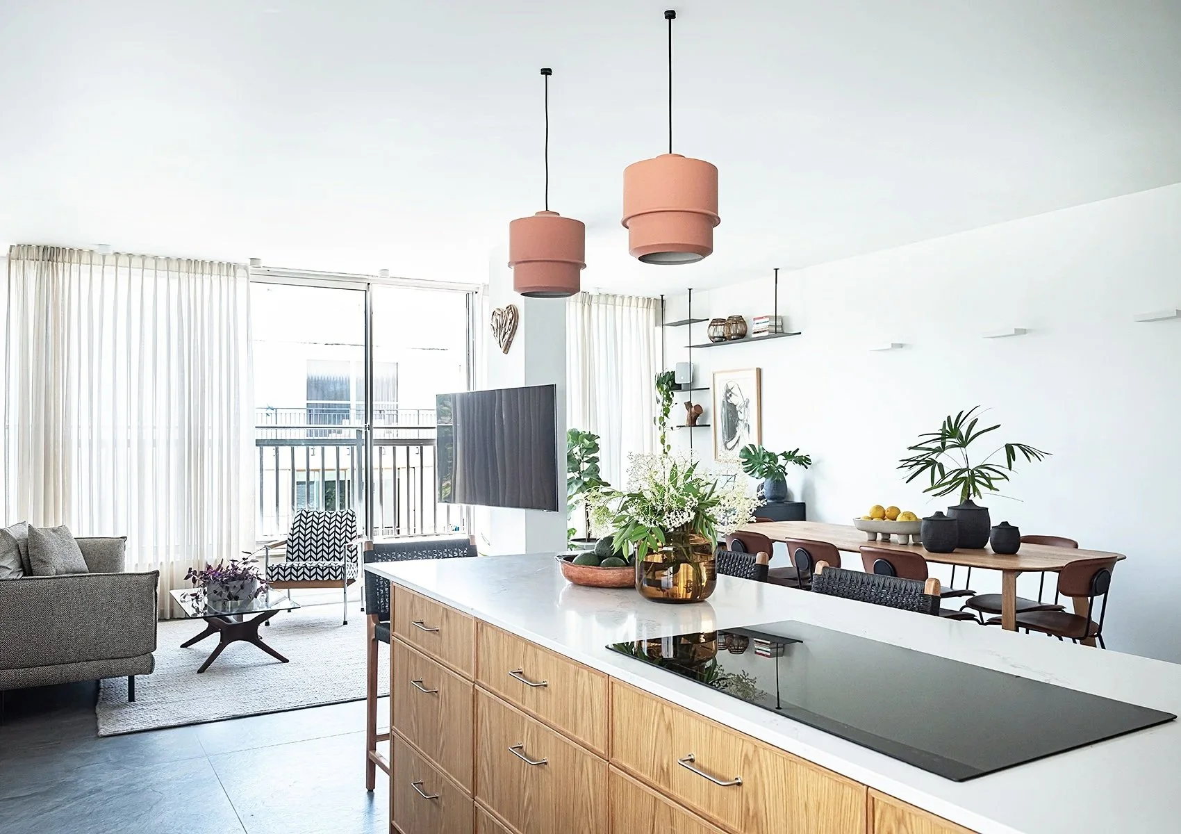 Fine art architectural photography of a contemporary residential interior, capturing natural light, architectural form, spatial composition, through a refined visual perspective.

צילום אדריכלות | צילום עיצוב פנים | צלמת אדריכלות | צילום לאדריכלים | 