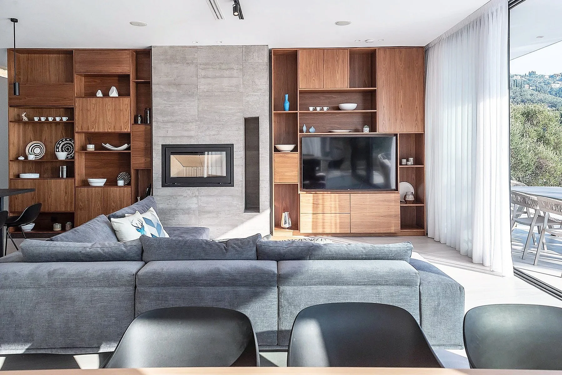 Fine art architectural photography capturing a contemporary residential interior with striking architectural geometry, dramatic natural light, elegant, high-end visual storytelling.

צילום אדריכלות | צילום עיצוב פנים | צלמת אדריכלות | צילום לאדריכלים