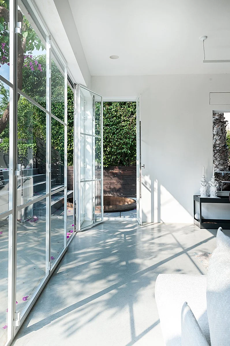 Fine art architectural and interior photography capturing a contemporary residential living space through natural light, balanced composition, and refined visual storytelling for architects and interior designers.

צילום אדריכלות | צילום עיצוב פנים |
