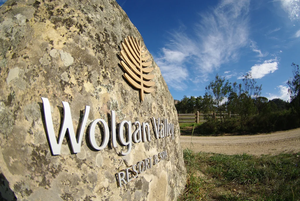 Wolgan Entry rock signClose.jpg