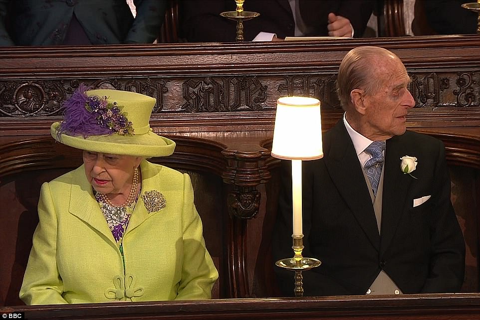 4C6D57FB00000578-5747477-The_Queen_sat_next_to_her_husband_Prince_Philip_today_at_St_Geor-a-338_1526736054865.jpg