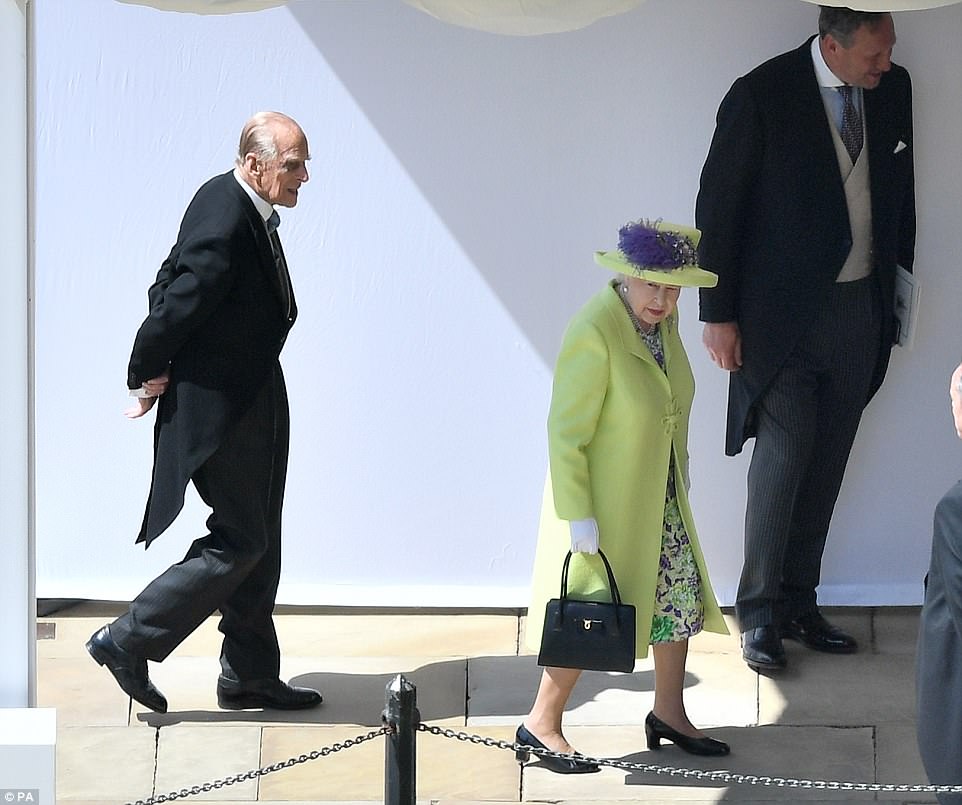 4C6DE77C00000578-5747477-Queen_Elizabeth_II_and_the_Duke_of_Cambridge_arrive_ahead_of_the-a-524_1526738086162.jpg