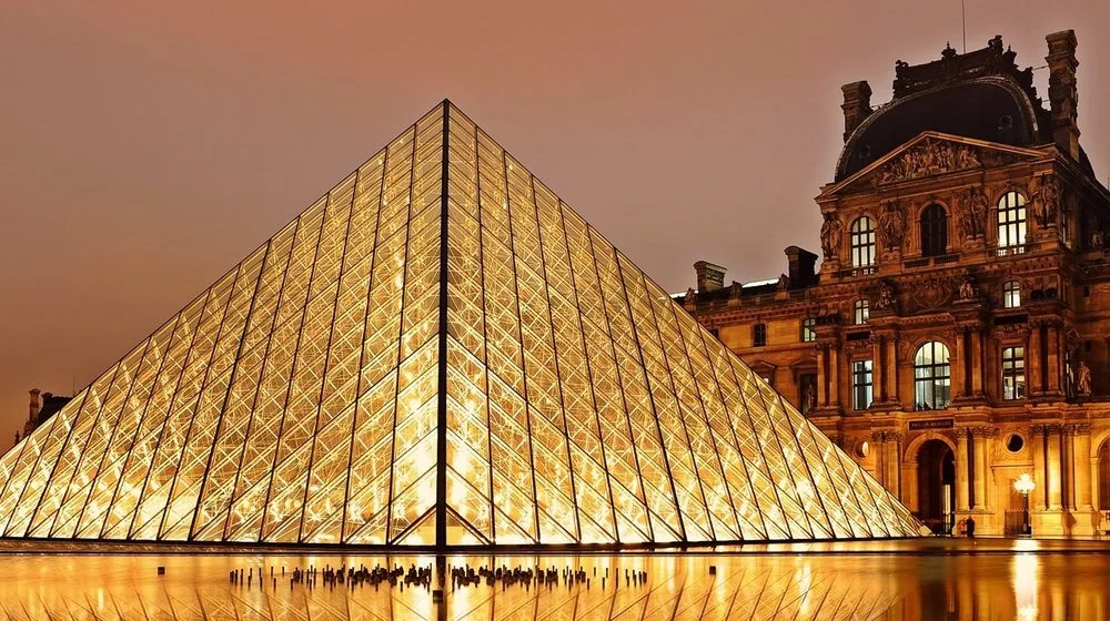 musee-du-louvre-nuit.1000w.jpg
