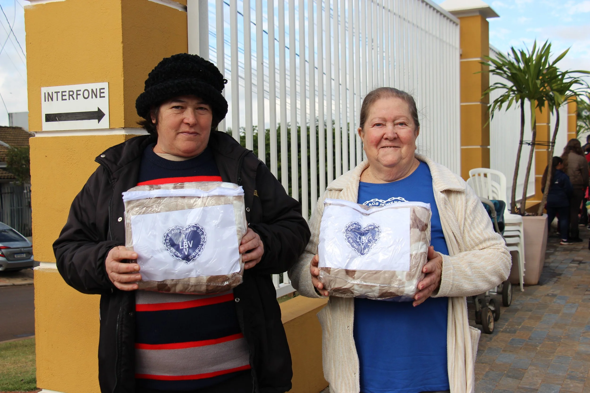 Solidariedade que aquece: LBV beneficia famílias com a entrega de cobertores
