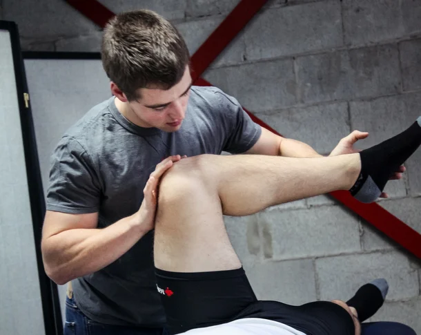cours de stretching gratuit pour les étirements, l'assouplissement, soulager les douleurs comme les lombalgies, les maux de dos d'épaule, etc. Le cours s'adresse à tous, il est très accessible.