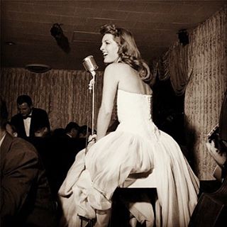 Adopting Julie London trade mark when I step on stage tomorrow night in Shoreditch to sing some of her smooth jazz numbers and my French bossa soul songs...a Fifties vintage bustier dress and a stool just like her at The Cameo in Jan 1956 😉
#julielo