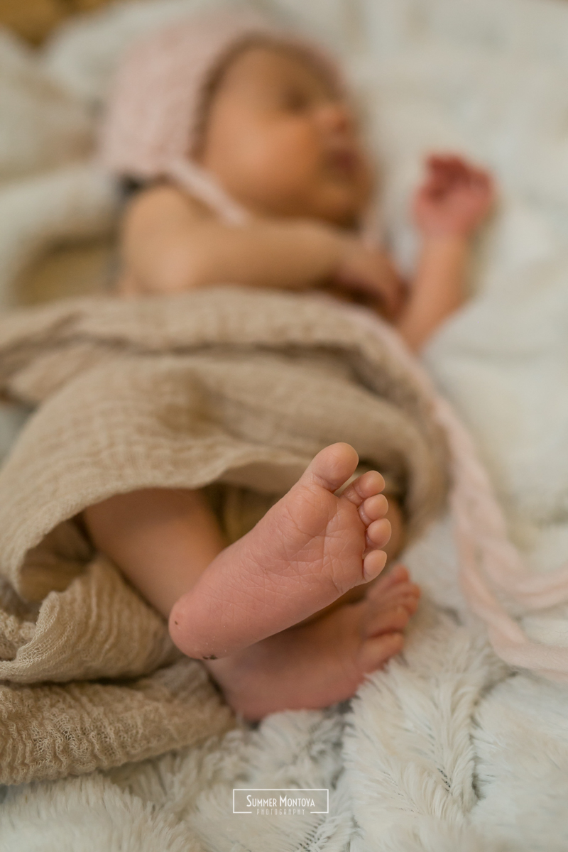 newborn-girl-toes