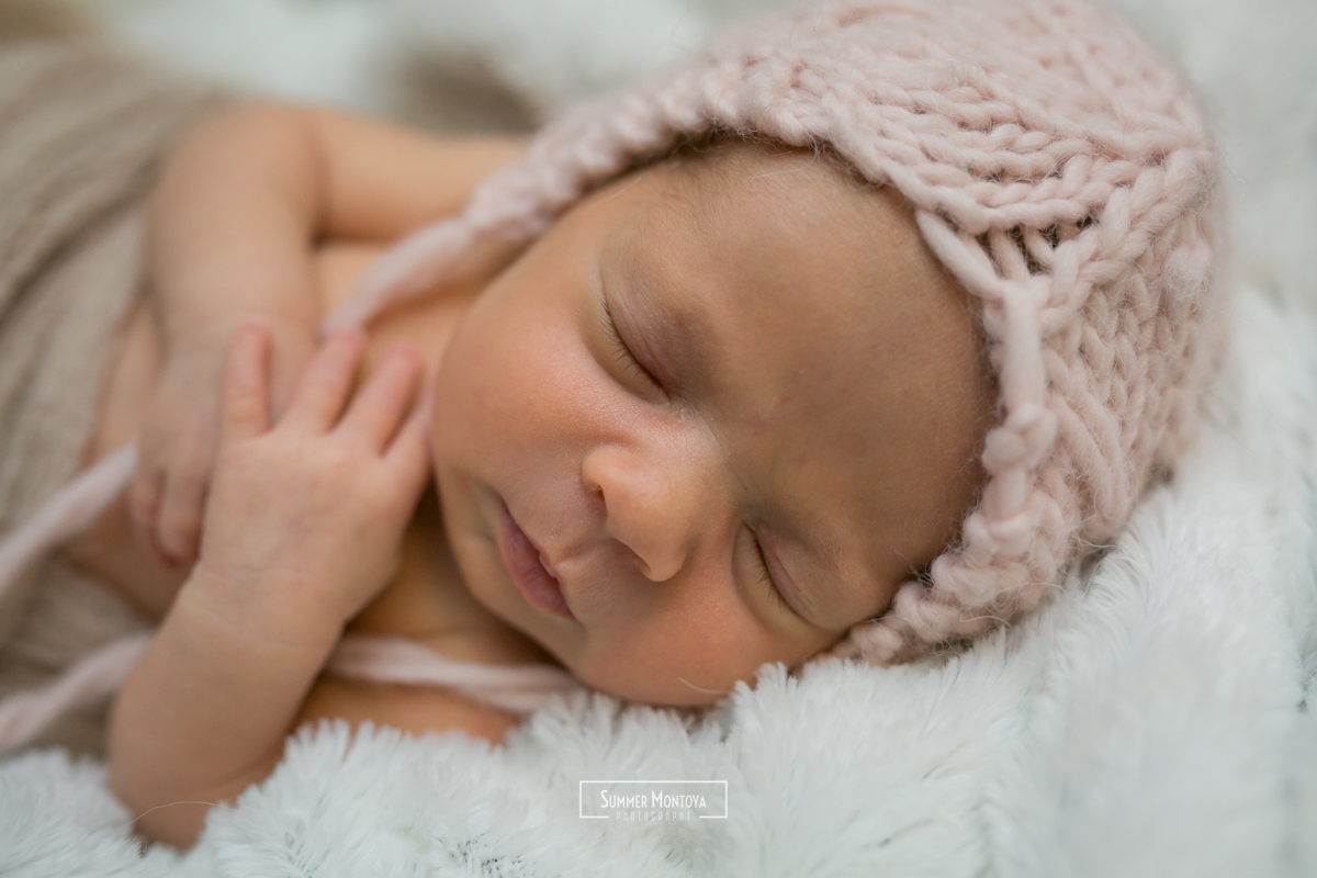 sleeping-newborn-with-pink-hat