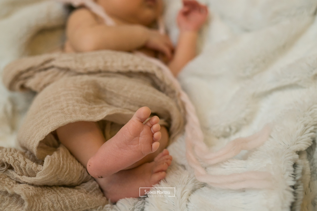 newborn-toes-in-blanket