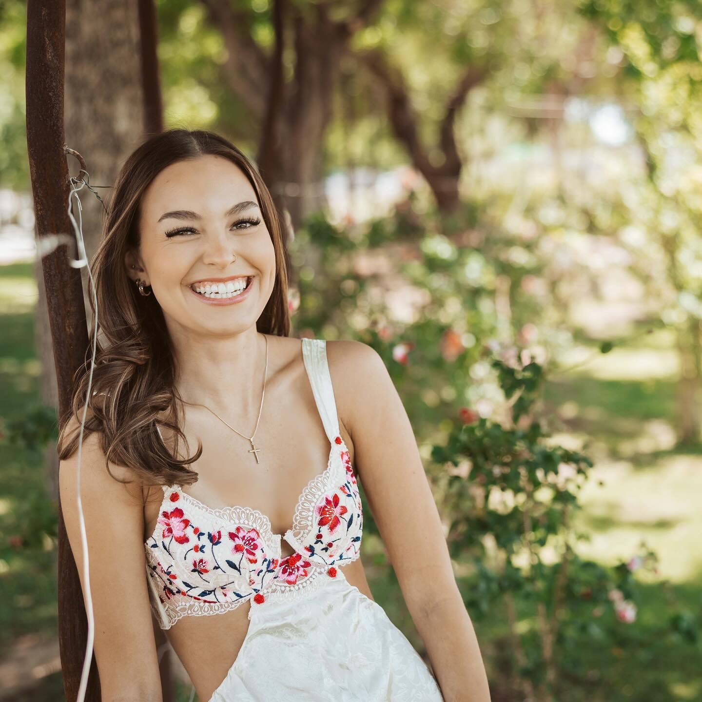 @j.valenzuela4 was a dream to photograph! Such a fun and free spirit! Congrats girl!..you&rsquo;re gonna do great things 🥰
.
.
.
#summermontoyaphotography #2025seniorphotography #classof2025 #gilbertseniorphotography #mesaseniorphotographer