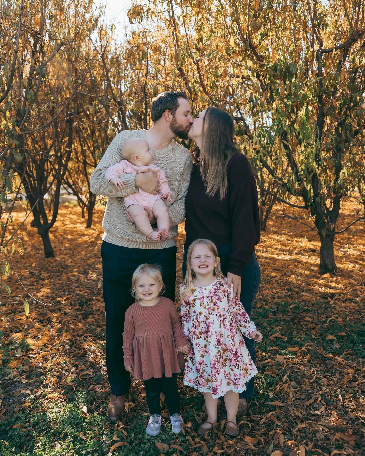Getting to shoot old friends for the first time is always such a joy!! Plus the orchard at @agritopiafarm gave us some real fall vibes 🍁😍