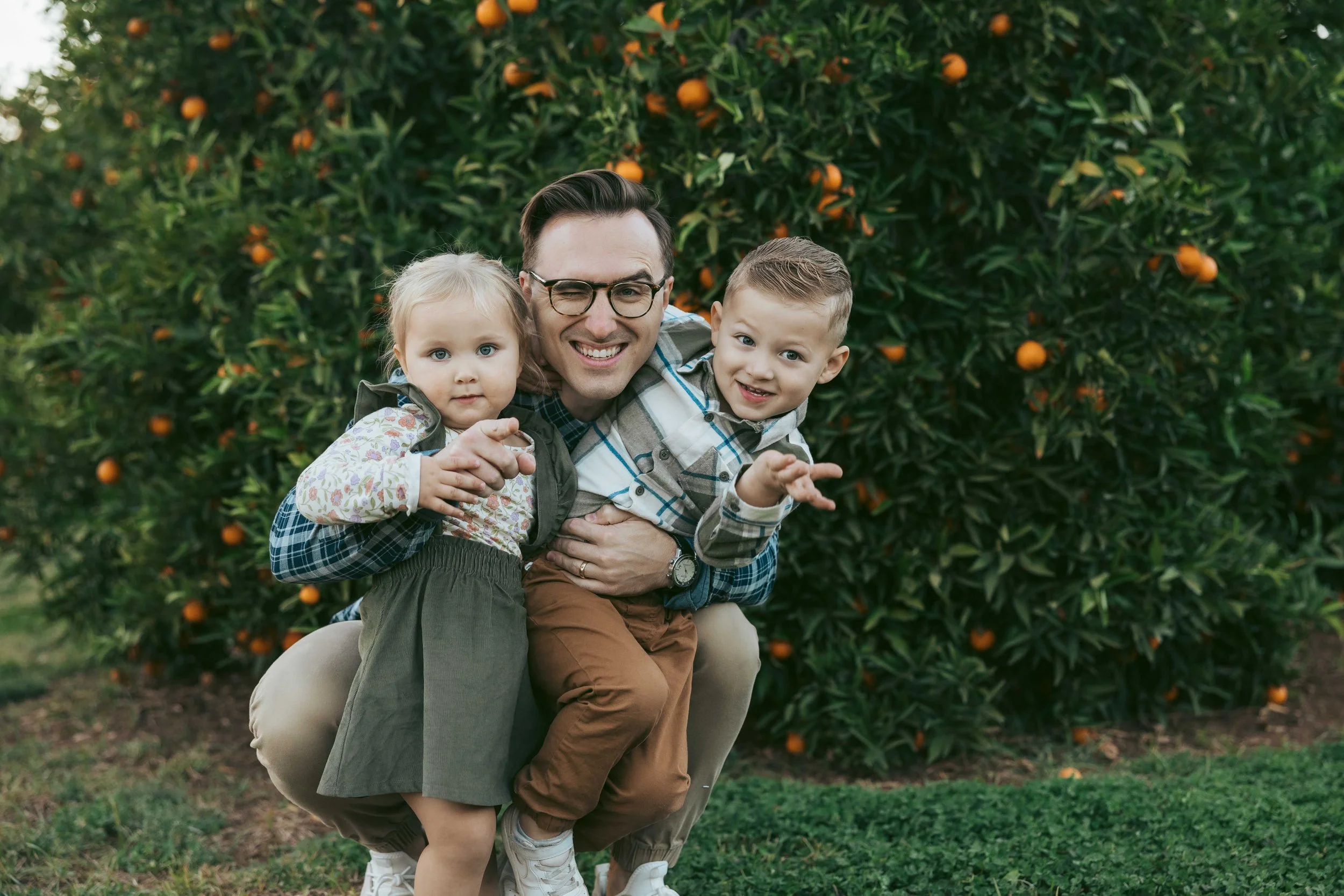 Dad with toddlers in Agritopia during family session