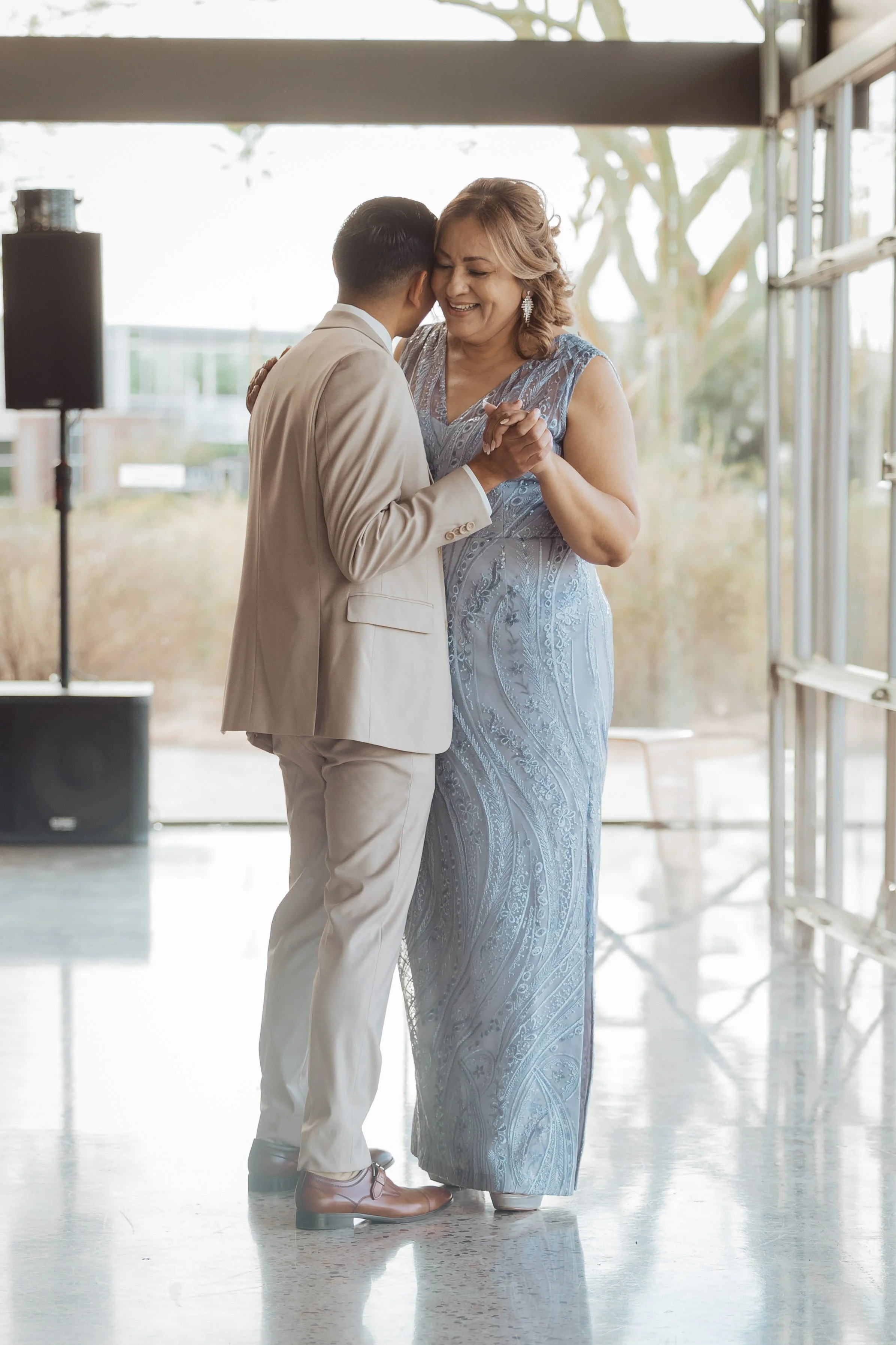 Groom dancing with his mom at wedding reception in gilbert
