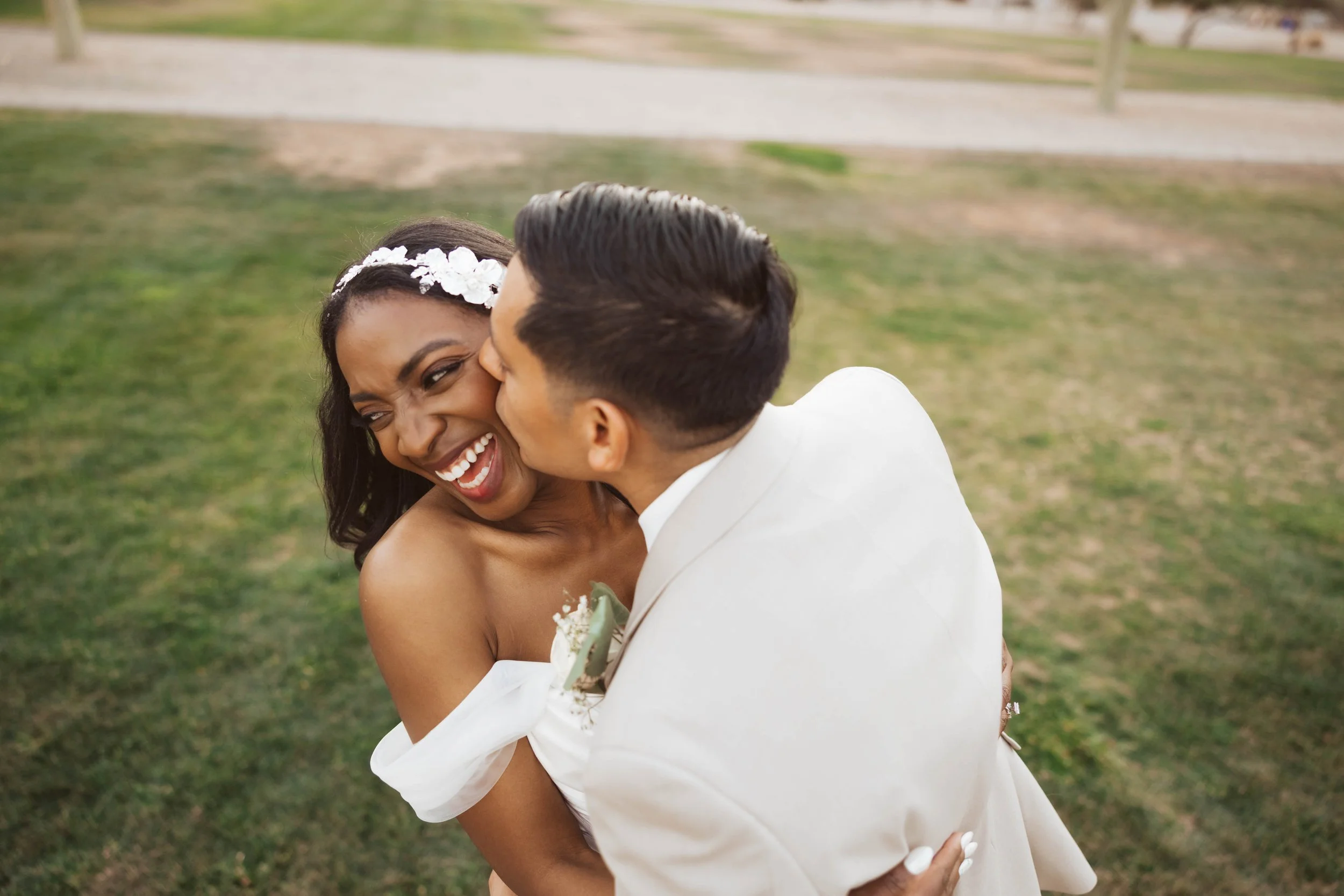 Groom kissing bride during sunset photos in gilbert
