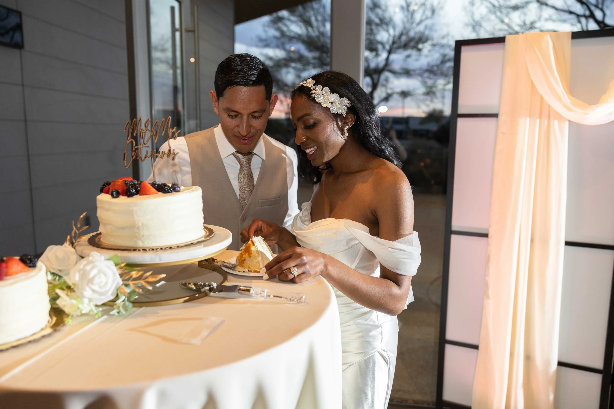 Jade and Abel cutting the cake at reception in Gilbert.
