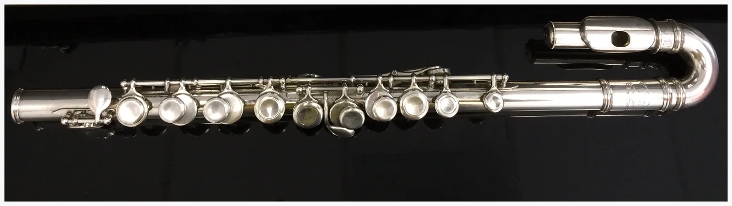 A curved headjoint flute that is most suitable for young beginners look like this when assembled. This flute is lighter than the other curved-head flute, as it is shorter by a few keys. The lowest note possible on this flute is D, while the full range of a beginning flute is C. Key extensions facilitate easy access to keys for flutists with small hands (like me!).