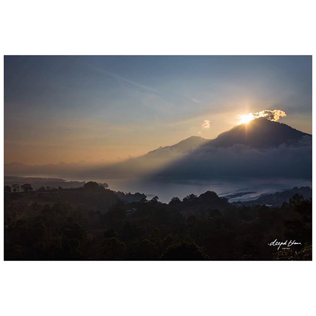 Volcanoes at dawn. The sun rises behind Mount Abang Kintamani... the day&rsquo;s first light spilling onto Mount Batur.

Follow for more travels 🛫🌏📸🛬... #Bali #Indonesia #mtbatur
#mtbatursunrise #mtabung
#mtbaturbali 
#mtabungbali 
#sunrise #magi